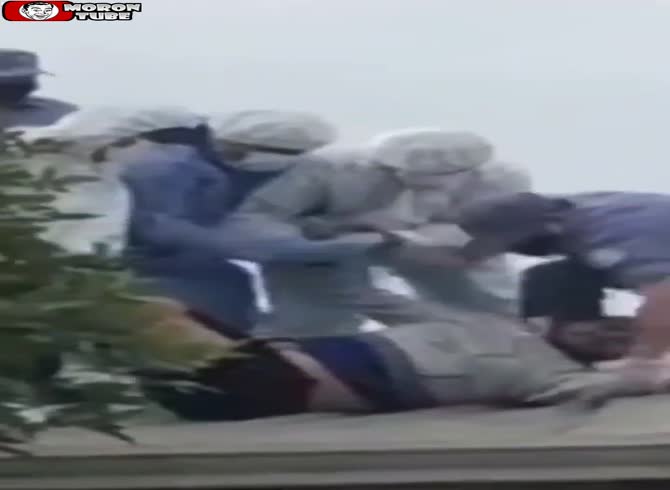 Video :On a roof, a guy gets vaccinated by force!